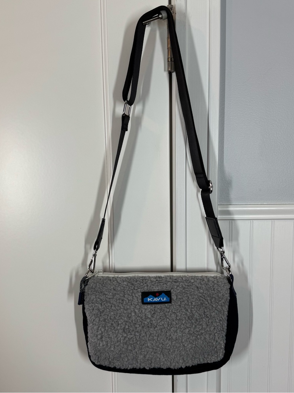 Kavu So Snuggy Crossbody Purse gray‎ corduroy & Sherpa Gorpcore granola girl